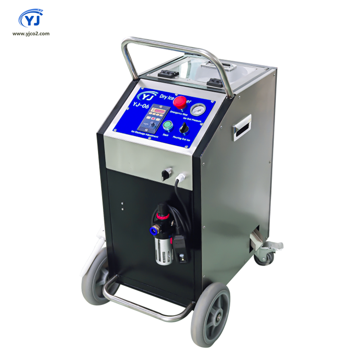 Stroj na čištění forem na suchý led